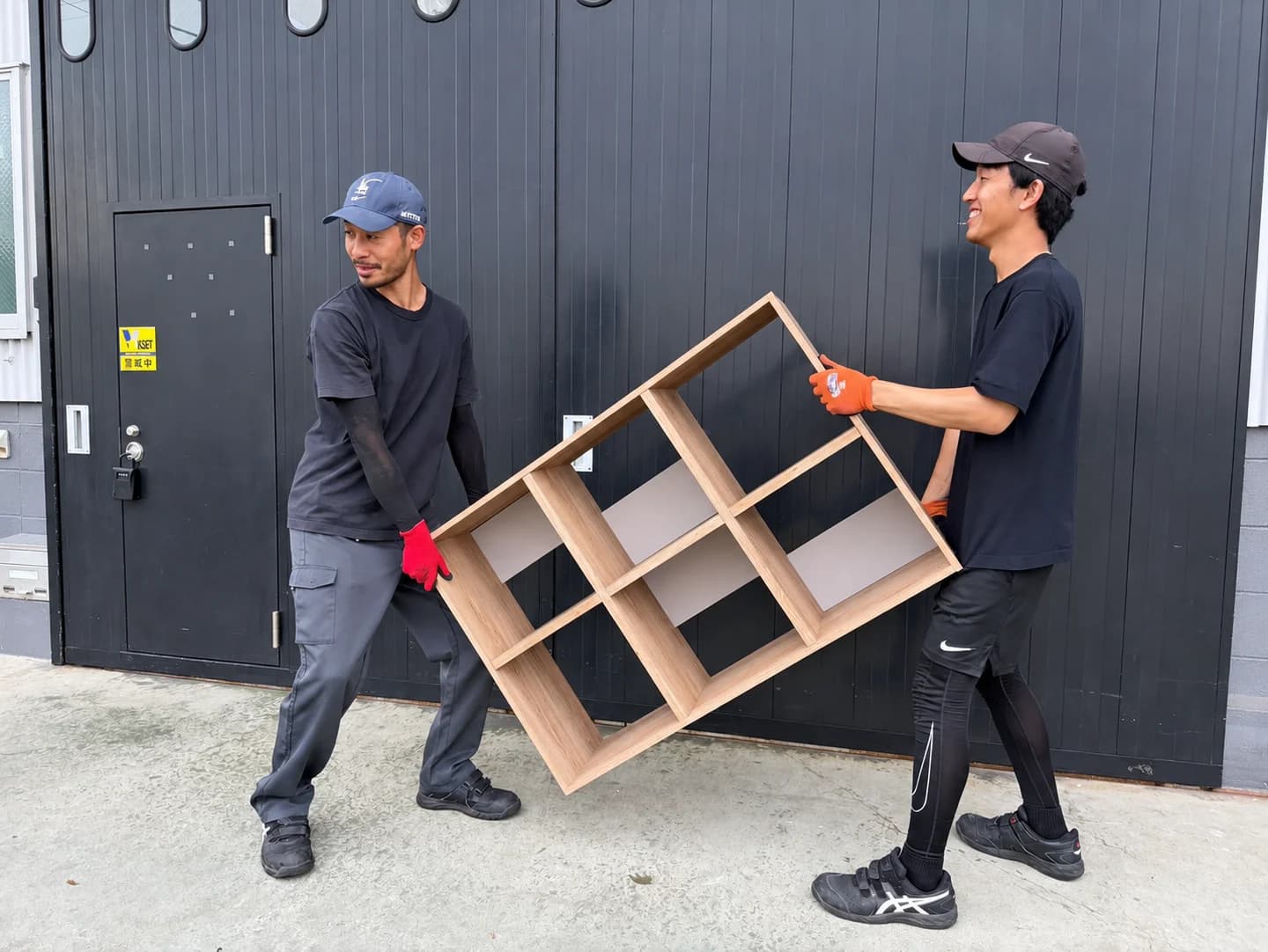 品物を運ぶアトムズのスタッフ